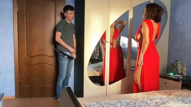 Русская мать увидела как сын дрочит. Смотреть инцест порно видео онлайн